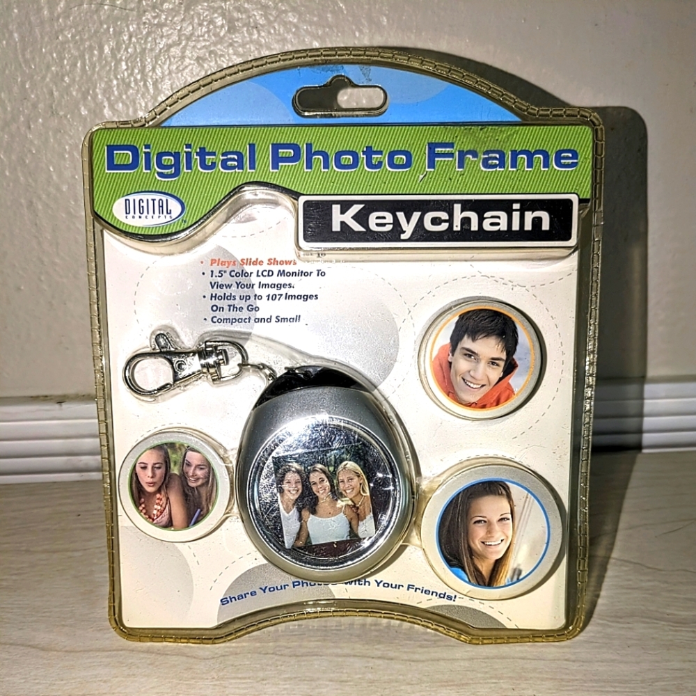 NEW Digital Concepts 1.5" Digital Photo Frame Keychain Item #12690